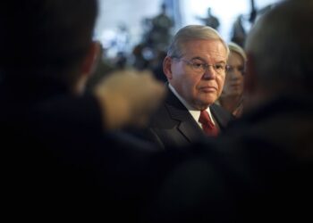 Senatori amerikan akuzohet për ryshfet, mori para nga tre biznesmenë për të përfituar në Egjipt