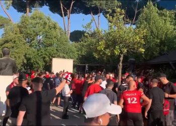 VIDEO/ Atmosferë e zjarrtë në kryeqytet pak orë para ndeshjes së kombëtares kuqezi
