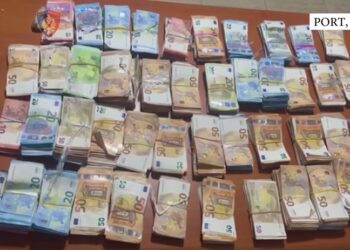 Sekuestrohen mbi 250 mijë euro të fshehura në një furgon të ardhur nga Italia, arrestohet shoferi