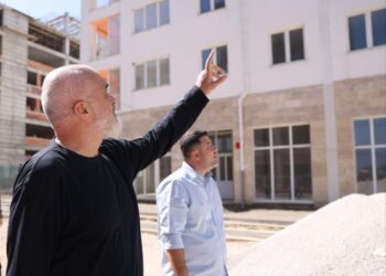 VIDEO+FOTO/ Rama inspekton punimet në Vorë: Aty ku tërmeti u shndërrua në një mundësi për transformim total