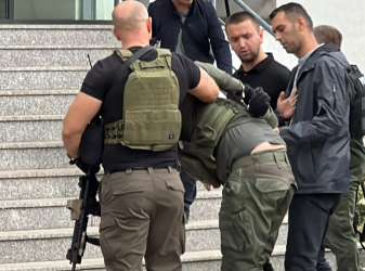 Policia e Kosovës dërgon në stacionin e Prishtinës njërin prej autorëve të sulmit