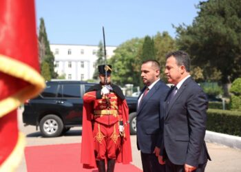 Peleshi pret ministrin e ri të Mbrojtjes në Kosovë në vizitën e tij të parë zyrtare