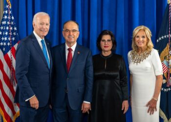 Presidenti Begaj publikon foton krah Biden dhe zonjës së parë në SHBA