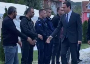 Kurti shkon për ngushëllime te familja e policit të vrarë, Afrim Bunjaku