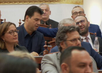 Zbardhet sherri mes Bardhit dhe Bashës në fund të seancës: Shko more qesharak! Hipokrit