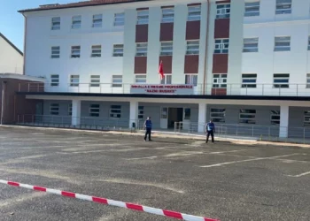 Parkuan brenda perimetrit të sigurisë së një shkolle, gjobiten 3 drejtuesit e mjeteve në Peshkopi