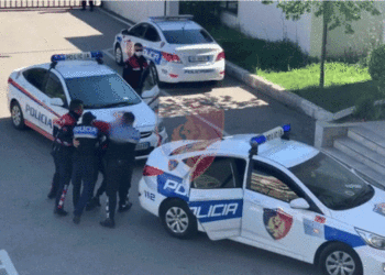 Sherr në Tiranë/ Një grup personash rrahin policin dhe shokun e tij