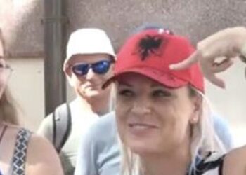 Atmosfera në Tiranë para ndeshjes, turistja polake: E dua Shqipërinë, të fitojë më i miri