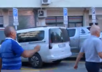 VIDEO/ Shkoi në gjyqin e Belerit, qytetari ia thotë ambasadores greke në sy: Turp për ju, po mbroni një vrasës