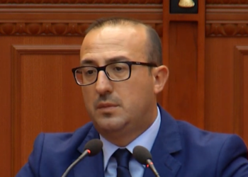 “Zëdhënësja e ekipit “Dvorani””/ Demokratët “dhëmbë për dhëmbë”, Korreshi: Duhet informuar…