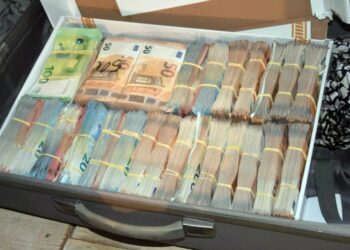 VIDEO/ Mijëra euro në valixhe dhe 2.7 tonë kokainë, kapet karteli ballkanas në Spanjë
