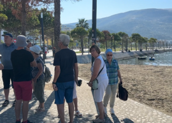 Vlora plot me turistë edhe në shtator; mijëra të huaj shijojnë ditët e ngrohta, interesim edhe për të blerë shtëpi
