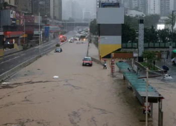 Reshjet rekord paralizojnë Hong Kongun