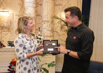 I dhuron ‘Çelësin e qytetit’/ Veliaj pret ministren Melanie Joly: “Kanadaja, shtëpi e hapur për mijëra shqiptarë me histori suksesi”