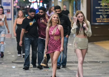 FOTO / Java e parë e shkollës dhe e “harbimit” mes alkoolit, britanikët ruajnë “traditën”