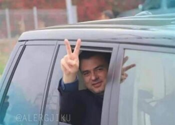 FOTOT/ Rrjetet sociale e marrin “seriozisht” Bashën: Në shtator fillon beteja e radhës