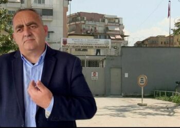 Ministri i Brendshëm grek takon Fredi Belerin në paraburgimin e Durrësit