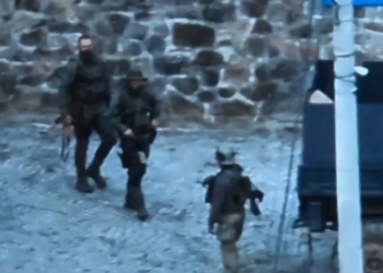 Kurti publikon fotot: 30 persona të armatosur janë rrethuar brenda manastirit në Zveçan, po qëllojnë ende drejt policisë