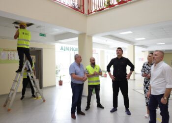 Nisja e vitit të ri shkollor, Veliaj: Nga ora 07:00 deri në 09:00 ndalohet qarkullimi i furgonëve të mallrave