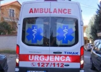 E goditi makina në Laprakë, përfundon në spital 11-vjeçari