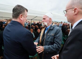 Lamtumira/ Balla, i pranishëm bashkë me Hasanin në varrimin e policit të vrarë në Kosovë: Përulje e nderim për Afrim Bunjakun