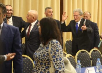 Deputeti i “Foltores”: Bardhi, kreu i grupit ku kryetar është Berisha! Analisti: S’jeni të ligjshëm, s’duhet të përdorni logon e PD