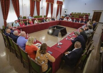 FOTO-LAJM/ Nisin ‘firot’ tek bashkimi Bardhi-Berisha, në takimin e dytë shumë më pak deputetë!