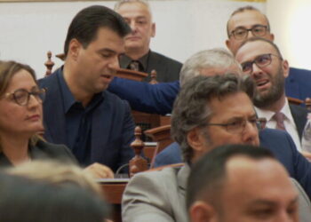 Basha e Bardhi ‘luftojnë’ njëri-tjetrin/ Kreu i PD mbledh Kolegjin e Kryetarëve, një orë më vonë deputetët dhe Berisha, takim për unifikimin