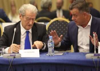 Aleanca e hapur dhe e fshehtë e foltores me qeverinë