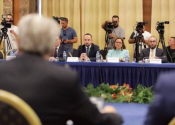 Si ‘fillm’ pa zë/ Çfarë nuk u pa në kamera nga takimi i ‘pajtimit’: Nga 23 minutat e Berishës, te hezitimi i Bardhit dhe largimi i Xhaferajt