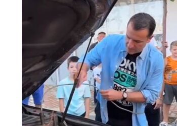 VIDEO / Qytetarit i kishte rënë bateria e makinës, Veliaj e ndihmon ta ndezë