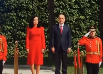 VIDEO / Osmani nis vizitën në Tiranë, pritet t’i dorëzojë nënshtetësinë e Kosovës, Ismail Kadaresë