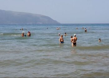 Shumë turistë, pak hotele/ Në Vlorë nuk ka ankesa për çmimet. Në Sarandë mungon transporti urban