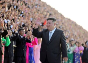 Kim Jong Un shfaqet në publik pak para takimit me Putinin, feston 75-vjetorin e Pavarësisë së Koresë së Veriut