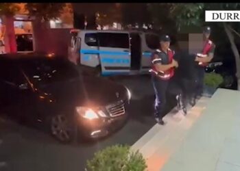 I grabitën me dhunë 740 mijë lekë veshje një personi, arrestohen 2 të rinjtë në Durrës
