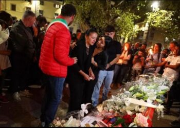 Vendosin 37 trëndafila të bardhë/ Fëmijët e Klodianës marrin pjesë në kortezhin për nënën e tyre. Krybashkiaku: S’do t’ju lëmë vetëm