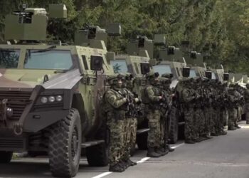 VIDEO / Situata e tensionuar në Veri, Serbia nis autokolonat e ushtrisë afër kufirit me Kosovën