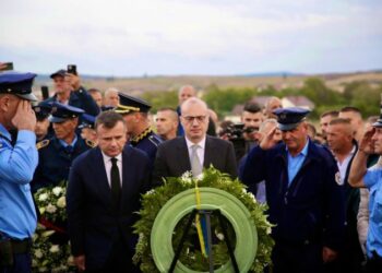 Ministri Hasani merr pjesë në ceremoninë mortore të Afrim Bunjakut: Përulemi me nderim dhe respekt para heroit të Republikës