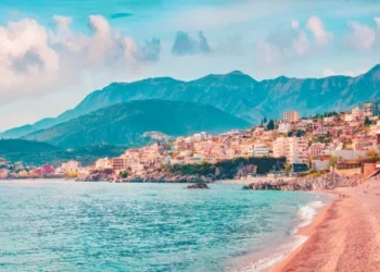 Nga Enver Hoxha e Butrinti te Turqia e Beleri/ Shkrimi mjaltë e helm në median greke për Shqipërinë turistike: Propagandë me çamët…!