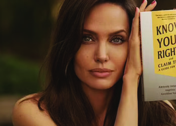 Diva e kinematografisë/ Befason Angelina Jolie: Shkruan në shqip, përmend Shqipërinë dhe Kosovën