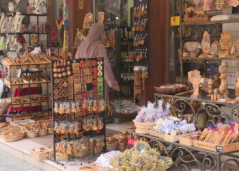 Rakia, qoftet dhe qeleshet më të preferuarat nga turistët, artizanët kërkojnë më shumë vëmendje