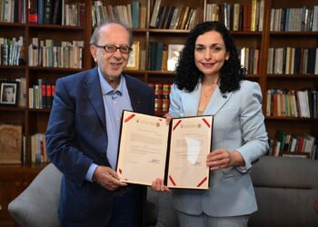 “Rrëfimet tuaja le të pushtojnë botën”/ Presidentja Osmani i dorëzon Ismail Kadaresë Dekretin e nënshtetësisë së Republikës së Kosovës