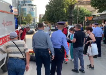 Aksident i rëndë në Korçë/ Po kalonte rrugën te vijat e bardha, automjeti merr para të moshuarën