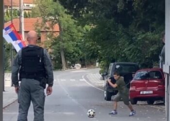 VIDEO/ Pas plumbave vjen qetësia, policët e Kosovës luajnë futboll me fëmijët serbë në Banjskë