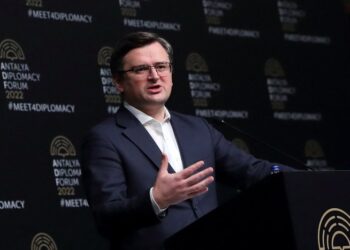 Ukraina u përgjigjet kritikave për përparim të dobët në betejë: Ejani provojeni vetë luftën ose qepeni gojën