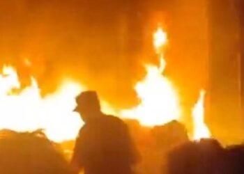 Mijëra të vdekur pas përmbytjeve në Libi, protestuesit djegin shtëpinë e kryebashkiakut të Dernas