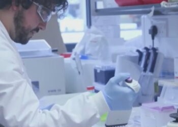 Vjeshta rikthen Covid-19, ekspertët në SHBA votojnë për një dozë të re vaksine