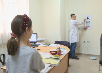 Në 2050 gjysma e botës miope, mjekët: Më shumë fëmijë me syze, kufizoni orët para telefonit