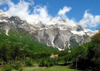 “Europa që nuk e dinit se ekzistonte”/ Media greke radhit 9 vendet që duhen vizituar në Shqipëri