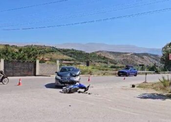 Motori më turistë të huaj përplaset me makinën në aksin Pogradec–Lin